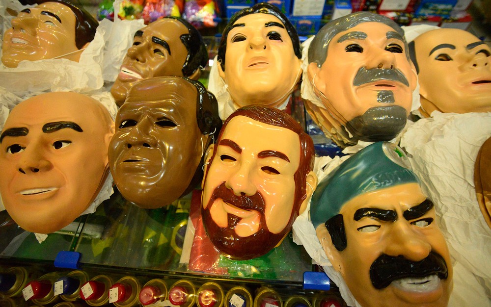 Como o Carnaval está se aproximando, os preparativos para a festa já começaram na Rua 25 de Março, na região central da cidade de São Paulo. As lojas de fantasia estão apostando nas vendas de máscaras 