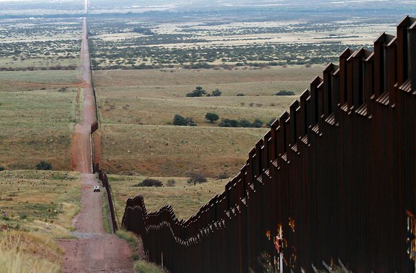  Grande muro na fronteira com o México.