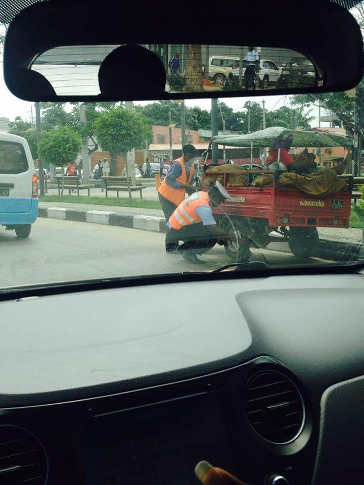 Uma Foto em que mostra um agente da Polícia de Trânsito ajudando um senhor da terceira idade a trocar de pneu da sua motocicleta está comovendo o mundo