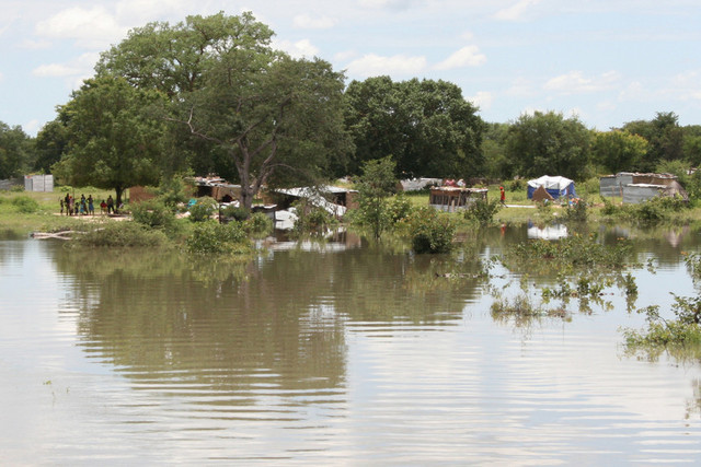 A VILA-sede distrital de Machanga está nas últimas horas a ser invadida pelo transbordo das águas da bacia do rio Save devido à subida do caudal do mesmo curso de água no último fim-de-semana.