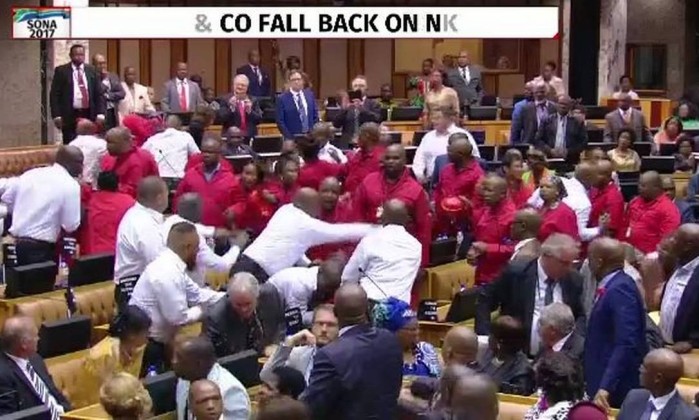 Deputados da oposição na África do Sul e seguranças do parlamento envolveram-se ontem numa batalha campal quando os legisladores interromperam, com vaias, o discurso sobre