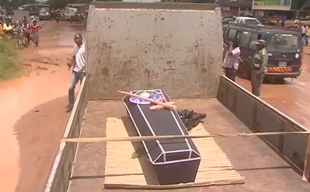 Família abandona na via pública urna com restos mortais