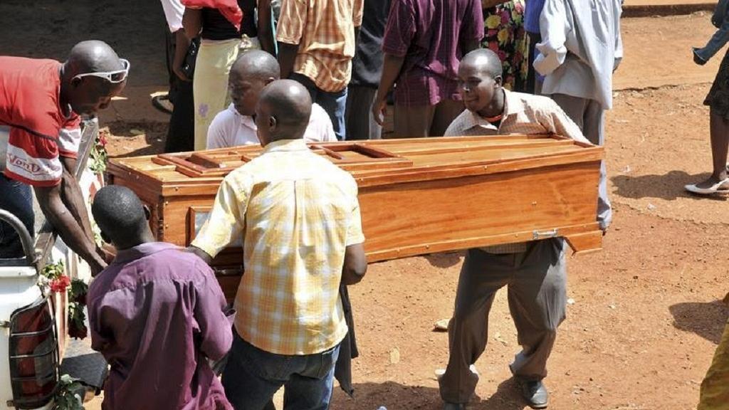 Um funcionário público ugandês instruiu sua esposa a enterrá-lo com uma quantia em dinheiro de 200 milhões de xelins ugandeses (equivalente a US $ 55.000). O dinheiro destinava-se a subornar Deus pelos pecados terrenos do falecido.