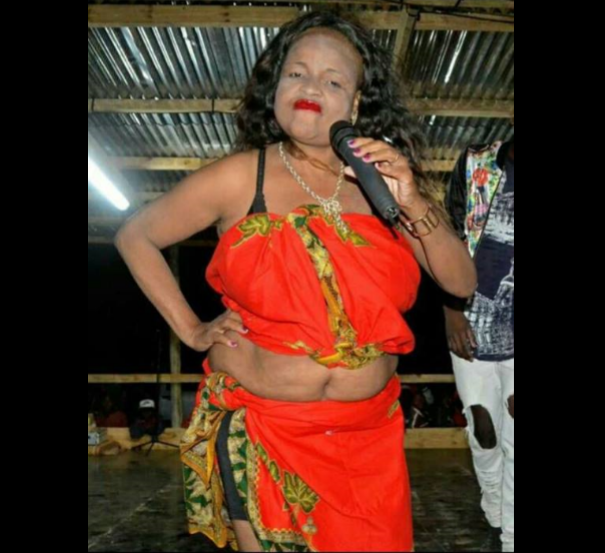 A cantora moçambicana residente na capital do país, Melancia de Moz esta sendo vitima de duras criticas por parte da sociedade devido ao seu uso excessivo dos cosméticos para disfarçar a idade