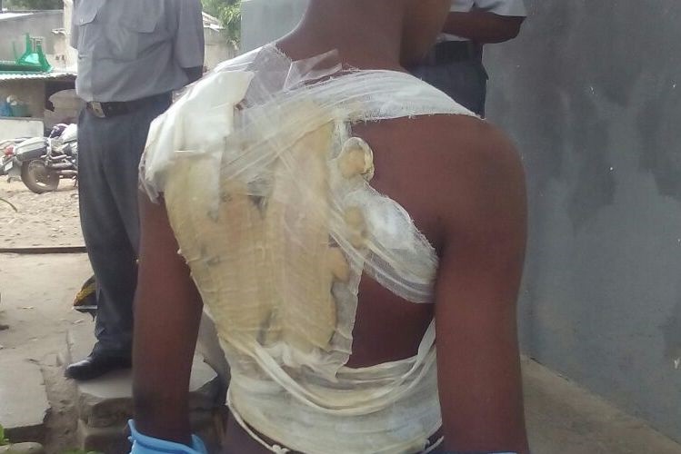 Uma mulher encontra-se detida numa das celas da Polícia da República de Moçambique na cidade da Beira por ter jogado panela de caril no corpo do seu marido