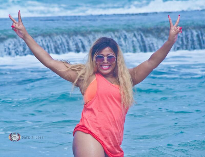 A cantora moçambicana Matilde Conjo, decidiu tirar um final de semana para espairecer um bocado numa das praias da província de Gaza.