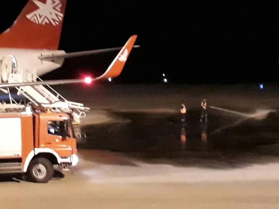 Um avião da companhia Linhas Aéreas de Moçambique (LAM) apresentou problemas está noite, o mesmo está derramando combustível, no aeroporto de Nampula e com os passageiros ainda abordo.