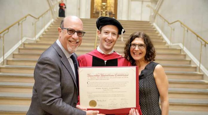 Depois de ter abandonado a faculdade, há praticamente 12 anos, agora Mark Zuckerberg é oficialmente licenciado pela sua anterior Universidade,
