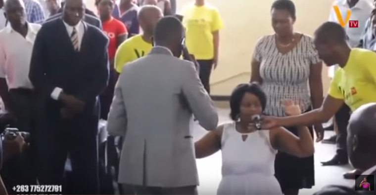 O Pastor evangélico Paul Sanyangore, do Zimbábue, virou notícia nos últimos dias depois que um vídeo em que aparece “falando ao telefone” com Deus durante um culto