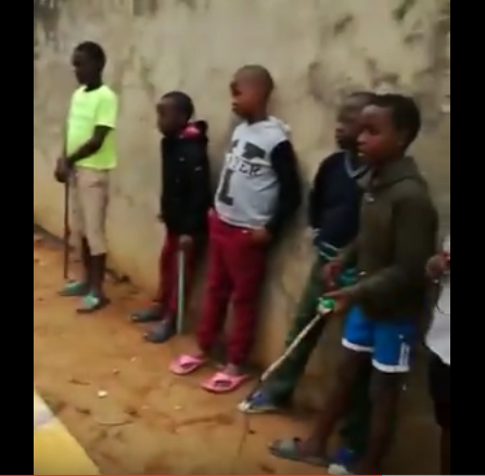O cantor moçambicano Ziqo da Silva Maboazuda Casa Dois recebeu críticas nas redes sociais depois de postar um vídeo onde ele recorda a sua infância  jogando pião 
