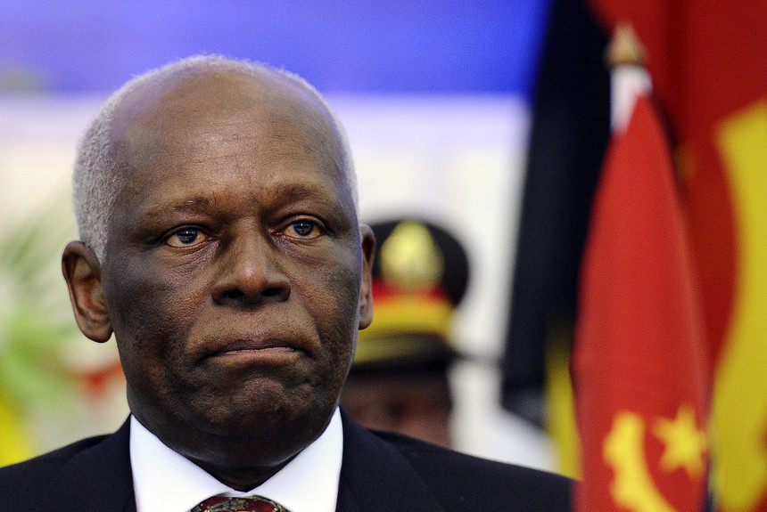 Ministro angolano nega que José Eduardo dos Santos tenha sofrido um AVC