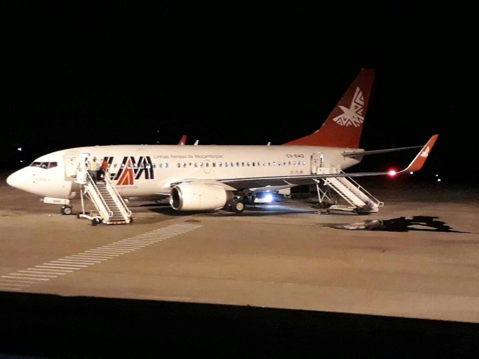 Um avião da companhia Linhas Aéreas de Moçambique (LAM) apresentou problemas está noite, o mesmo está derramando combustível, no aeroporto de Nampula e com os passageiros ainda abordo.
