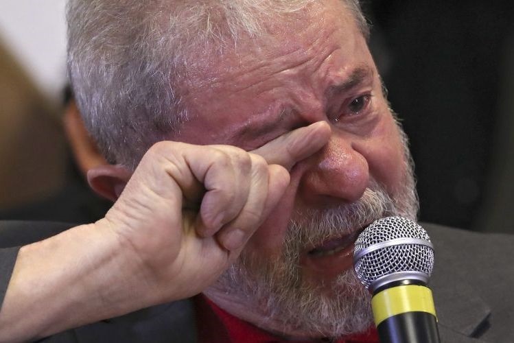 Um juiz brasileiro chamado Ricardo Augusto Soares Leite, da 10.ª Vara Federal de Brasília, ordenou a suspensão das atividades do Instituto Lula