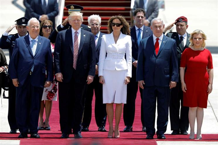 Momento constrangedor aconteceu durante a visita do Presidente dos EUA a Israel O vídeo está já a tornar-se viral, não fosse mais um momento "estranho" e constrangedor de Donald Trump.