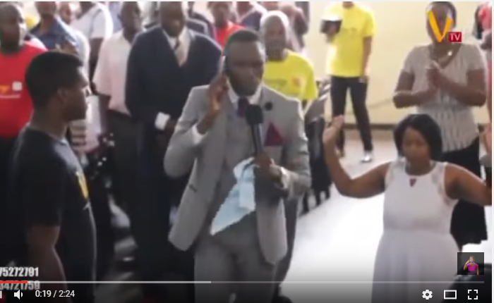 O Pastor evangélico Paul Sanyangore, do Zimbábue, virou notícia nos últimos dias depois que um vídeo em que aparece “falando ao telefone” com Deus durante um culto