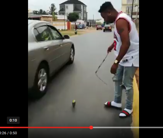 O cantor moçambicano Ziqo da Silva Maboazuda Casa Dois recebeu críticas nas redes sociais depois de postar um vídeo onde ele recorda a sua infância jogando pião