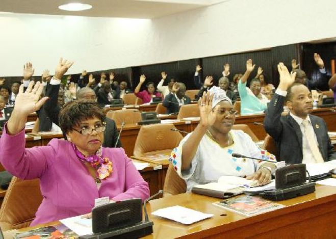 Os deputados ao parlamento angolano voltaram atrás na decisão de criminalização total do aborto, aprovada em Março, e a nova proposta do Código Penal,