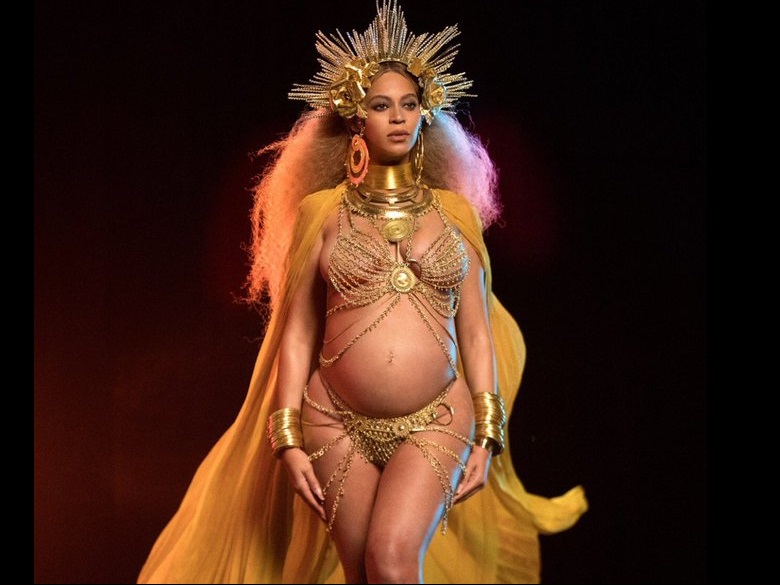Beyoncé anunciou a gravidez no Instagram em Fevereiro, com direito a uma sessão fotográfica em lingerie. O anúncio teve mais de oito milhões de ‘gostos’ 