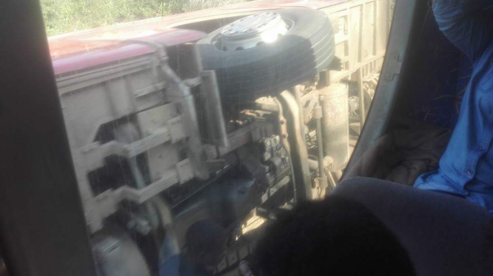 Um Autocarro da companhia Nagi Investimentos envolveu-se em acidente no troço Save/Muxúngue, por volta das 6h de hoje. O numero de mortos supera