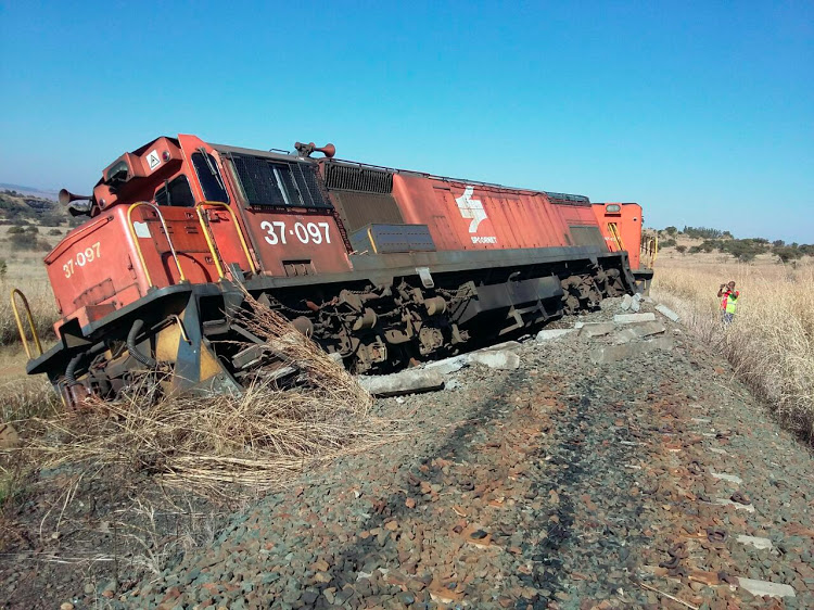 Um comboio descarrilou entre Machadodorp e Carolina em Mpumalanga depois que faixas foram roubadas na noite de sexta-feira 16.
