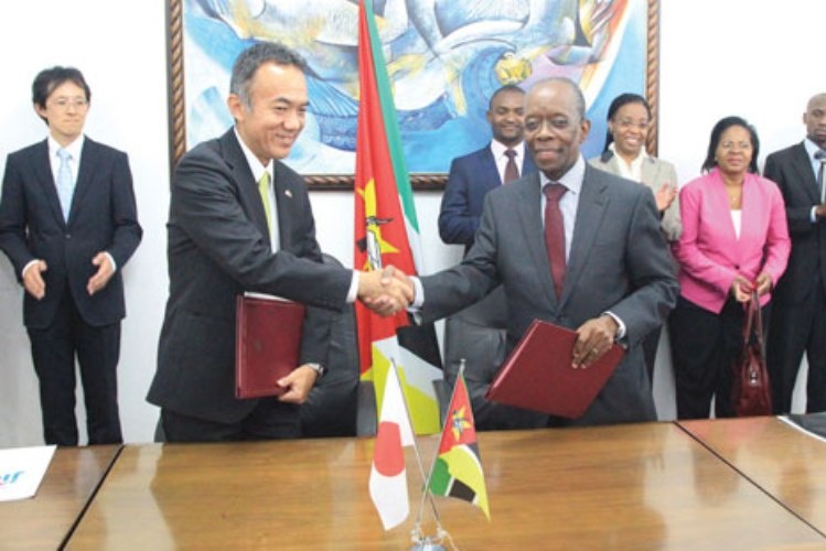 O Japão congelou 100 milhões de dólares e doações e empréstimos a Moçambique devido ao escândalo centrado na contracção de empréstimos não declarados por parte
