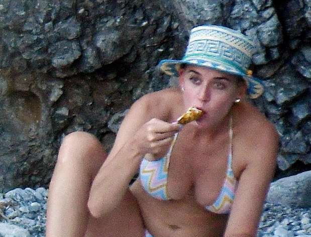 Após flagra de Katy Perry, Gretchen diz que não quer ser associada a cantora que come frango assado em praia, Os cliques não pareceram intimidar a popstar.