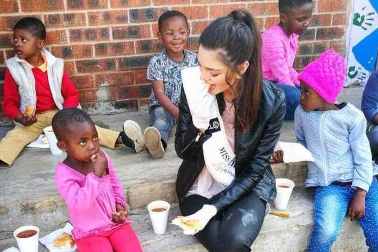 Segundo o Notícias ao Minuto, a Miss África do Sul participou num evento de carácter solidário, de doação de comida a crianças. A jovem de 22 anos, e que é multi-racial, terá usado umas luvas brancas durante