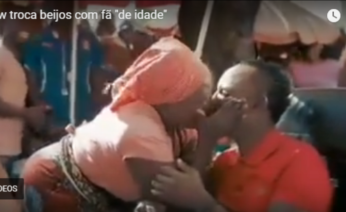 O episódio em que Mr. Bow troca beijos com uma idosa é caso para dizer que as imagens valem mais que 1000 palavras. O King de Moçambique foi surpreendido em pleno horário de trabalho por uma fã