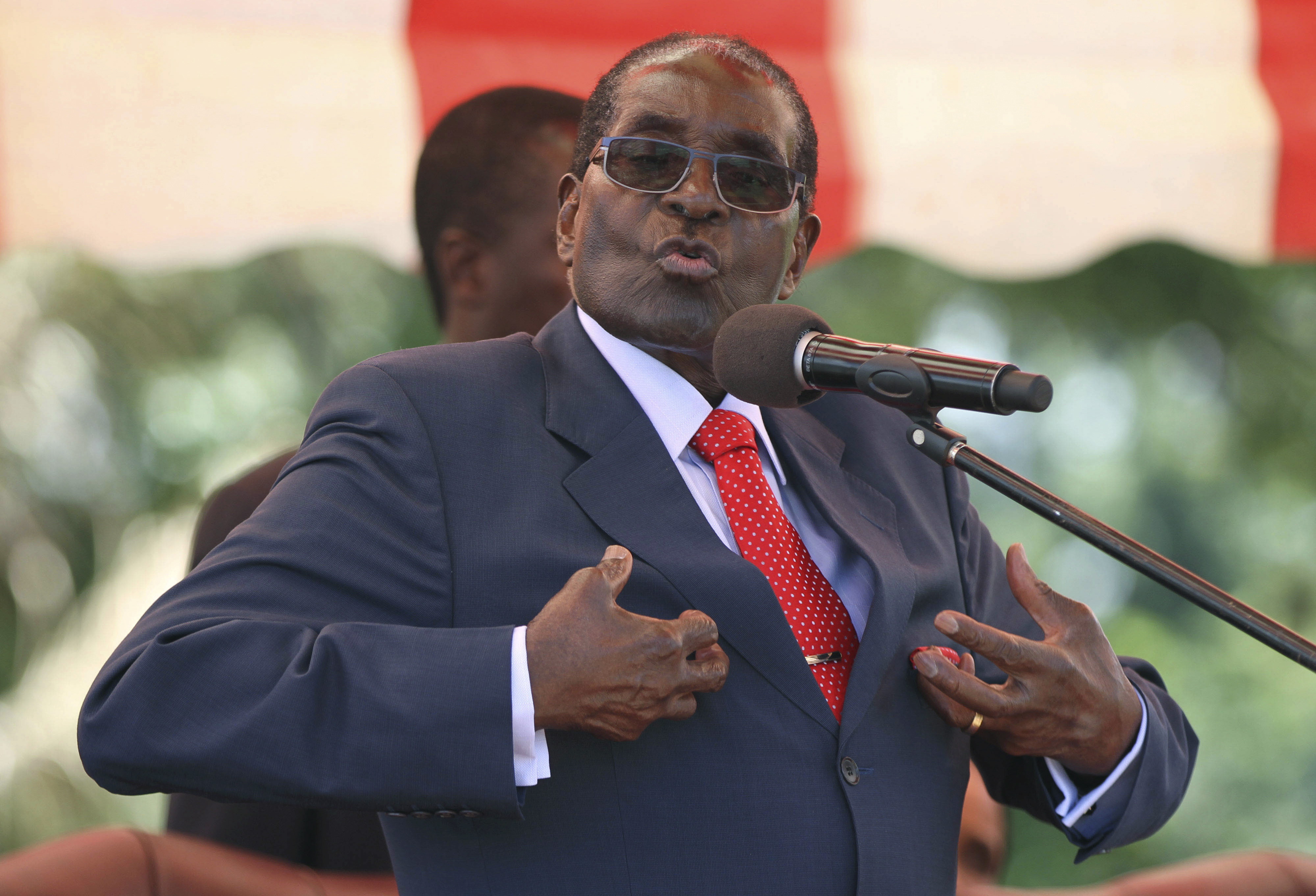 O Presidente zimbabweano, Robert Mugabe, ofereceu um milhão de dólares à União Africana (UA), como parte de uma iniciativa para reduzir a dependência desta organização