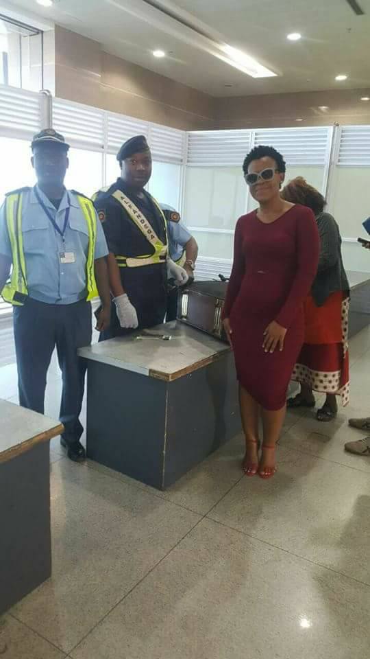 Zodwa Wabantu no Aeroporto Internacional de Maputo