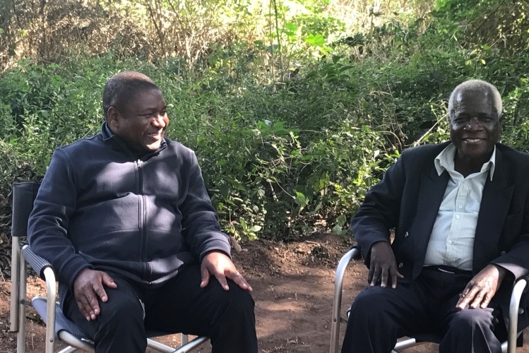 Presidente da República, Filipe Nyusi, e o presidente da Renamo, Afonso Dhlakama, reuniram-se, hoje, em Gorongosa. Nyusi