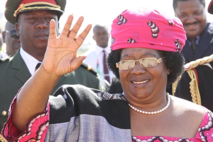 As autoridades do Malawi emitiram hoje, em Blantyre, um mandado de captura contra a antiga presidente Joyce Banda, acusada de estar implicada num gigantesco escândalo de corrupção