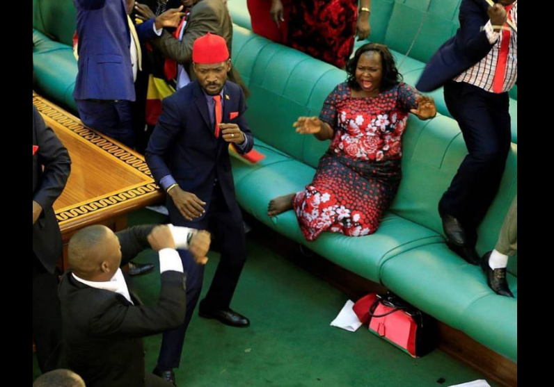 Deputados da oposição no Uganda lutam com agentes da segurança no parlamento- Veja