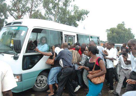 Aprovada subida do preço do “chapa” em Maputo Preço de transporte deverá subir de 7 para 10 meticais e de 9 para 12 meticais na cidade de Maputo