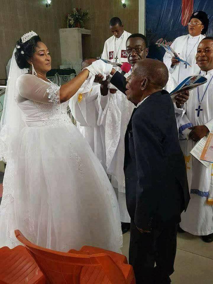 Milionário Nigeriano Cyrus Nunieh de 87 anos de idade casou-se recentemente com uma mulher muito inteligente, Rosemary Ijeoma de 40 anos.