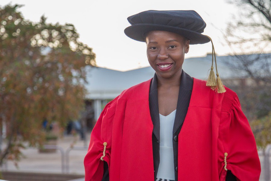 A zimbabweana Musawenkosi Saurombe atingiu recentemente uma das façanhas mais comentadas de África, ao se tornar na pessoa mais nova a atingir o título de académico de Philosophiæ Doctor (PhD)