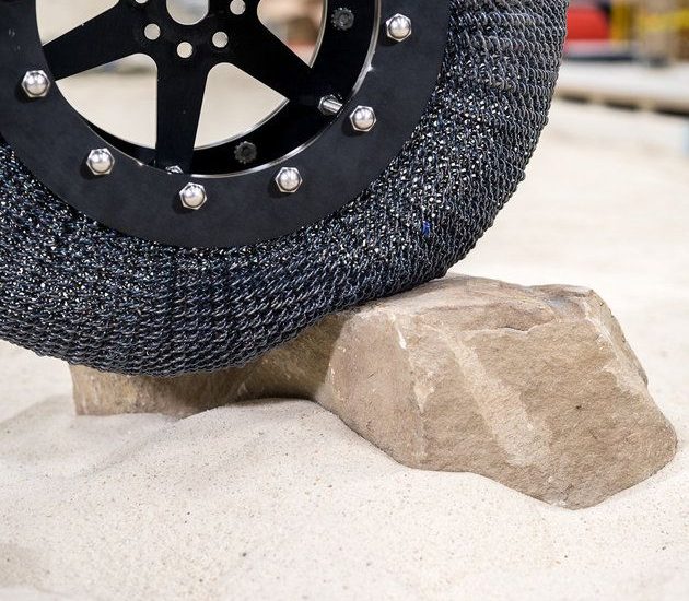 Imaginou viver num mundo onde os pneus não furassem? A NASA sim, mas infelizmente ela não estava pensando no planeta Terra.A agência espacial americana