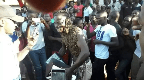 Abelhas atacam ladrão que roubou aparelho e o obrigam a devolvê-lo ao proprietário, Um ladrão foi apanhado na cidade de Masindi, Uganda, depois que um 