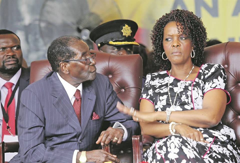 O antigo presidente do Zimbabwe, Robert Mugabe exigiu um teste de paternidade para os filhos de Grace, a desconfianca surge num momento em que militares