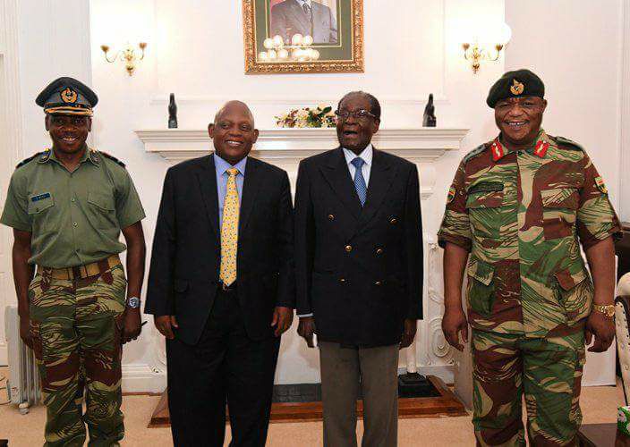 Com a crescente pressão, o presidente Robert Mugabe finalmente concordou em assinar documentos que renunciam os poderes., Mugabe possivelmente
