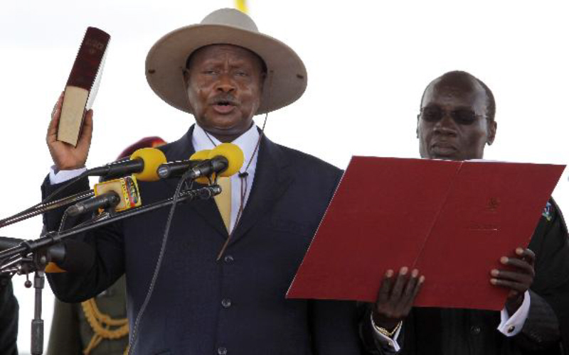 Museveni promete aumento de salários aos ugandeses, horas após a queda de Mugabe, nos últimos anos também tem sentido pressão para abandonar o posto.