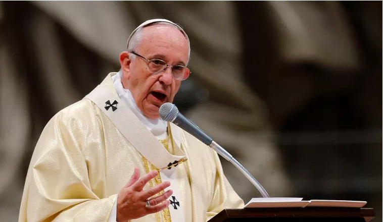 O Papa Francis solicitou um debate sobre permitir que homens casados na região amazônica do Brasil se tornem sacerdotes, em um movimento controverso que provavelmente