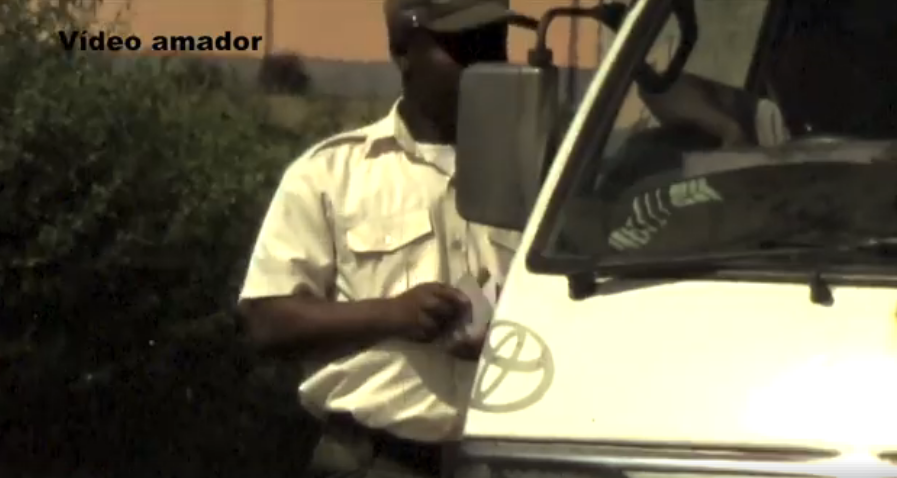 Um agente da Polícia Municipal foi  flagrado pela câmera de uma cidadão  a extorquir automobilistas em plena via pública, em Maputo.
