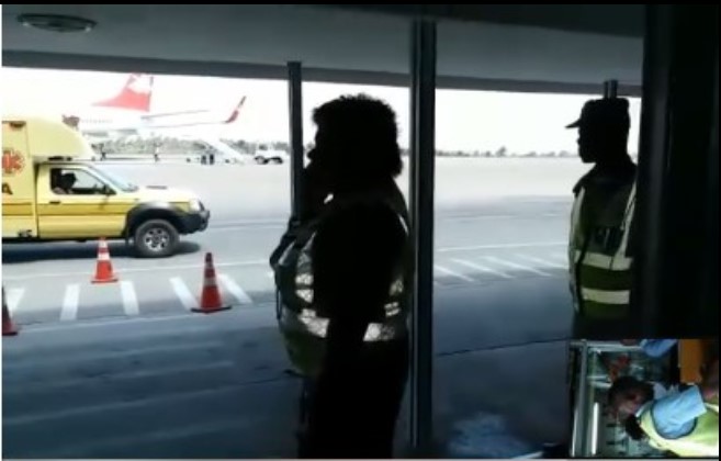 Um vídeo amador correndo as redes sociais feito por um dos passageiros dentre o grupo que aguarda viagem num avião das LAM, na cidade de Nampula.