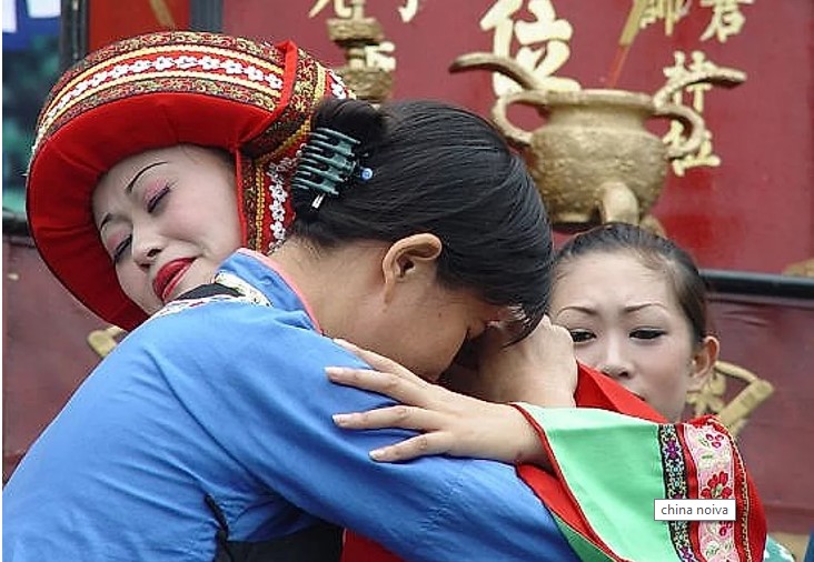 As noivas na China têm que chorar por um mês inteiro antes, pelo menos uma vez por dia! Progressivamente, o resto de sua família vai se juntando a ela