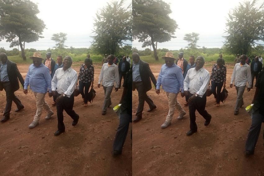 Uma foto em que o líder do maior partido da oposição de Moçambique, Afonso Dhlakama aparece dando risadas caminhando ao lado do Presidente de Moçambique, Filipe Jacinto Nyusi