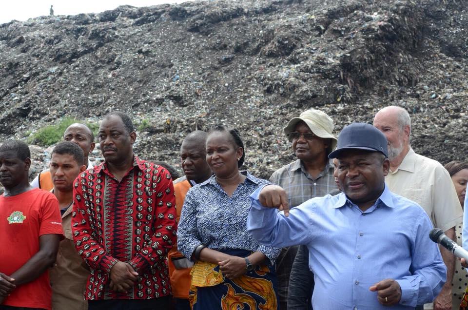 Hoje, visitei o local de reassentamento no bairro Ferroviário, na cidade de Maputo, criado para assistir as famílias vitimas do deslizamento de resíduos sólidos na lixeira de Hulene