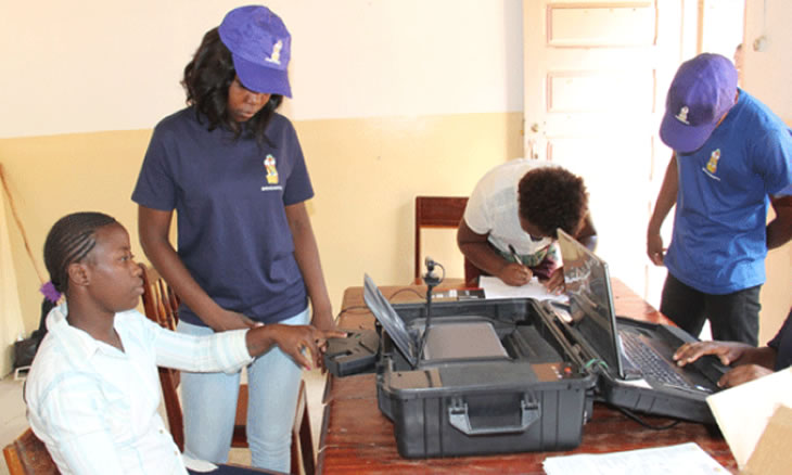 Alguns recenseadores recrutados pelo Secretariado Técnico da Administração Eleitoral na Zambézia(STAE), mostram dificuldades n manuseamento dos computadores