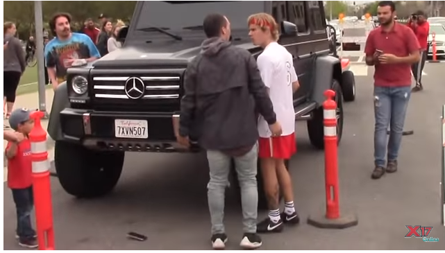 Justin Bieber saía de um jogo de futebol com os amigos no bairro de Playa Vista, na Califórnia, quando foi interpelado por um admirador