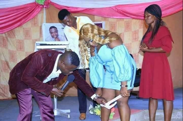 De acordo com uma página no Facebook chamada Naija, veja  este pastor nigeriano que tirou a roupa interior de uma crente da igreja